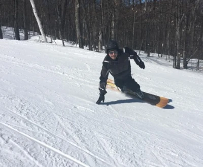 Joachim faisant de la planche à neige
